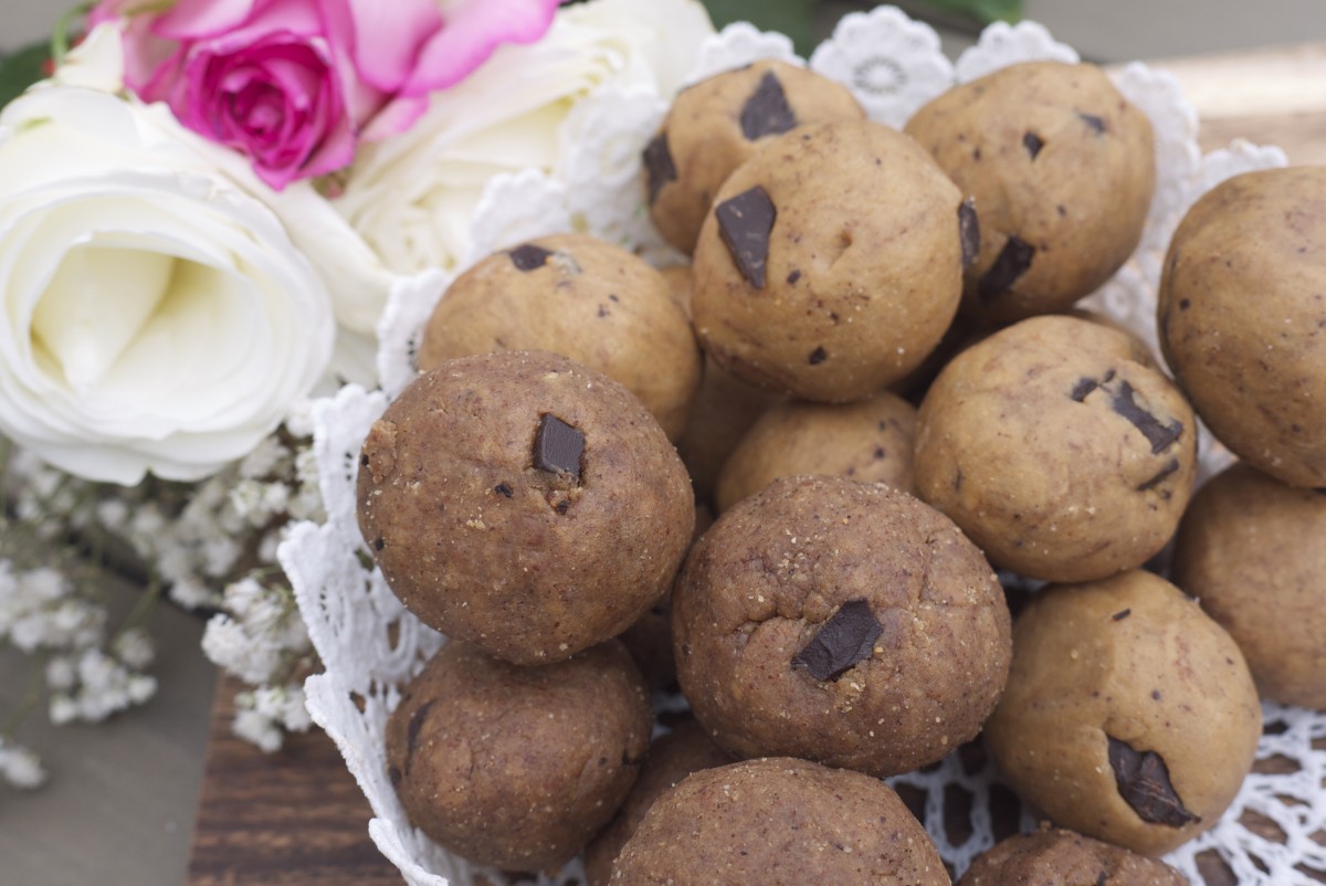 Chocolate-Chip Cookie Dough Protein AmazeBalls 