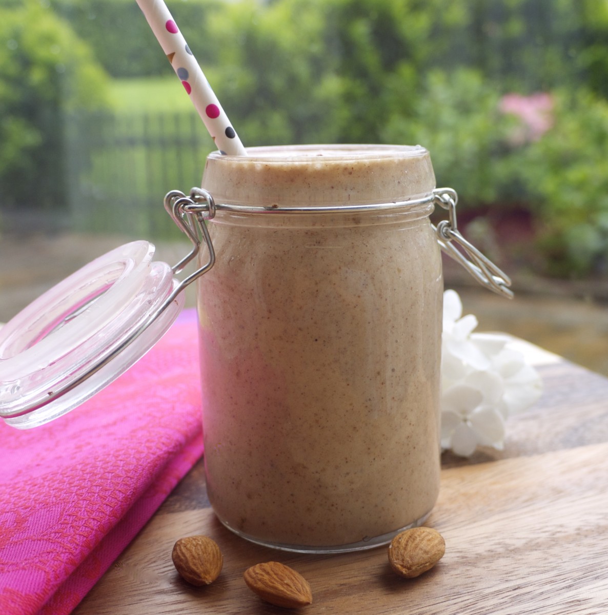 Creamy Almond-Cinnamon Shake 