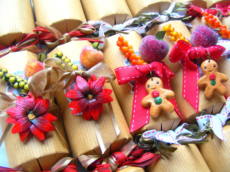 luxury_christmas_crackers__polymer_clay_christmas_by_cynamonspice-d5l5kq7