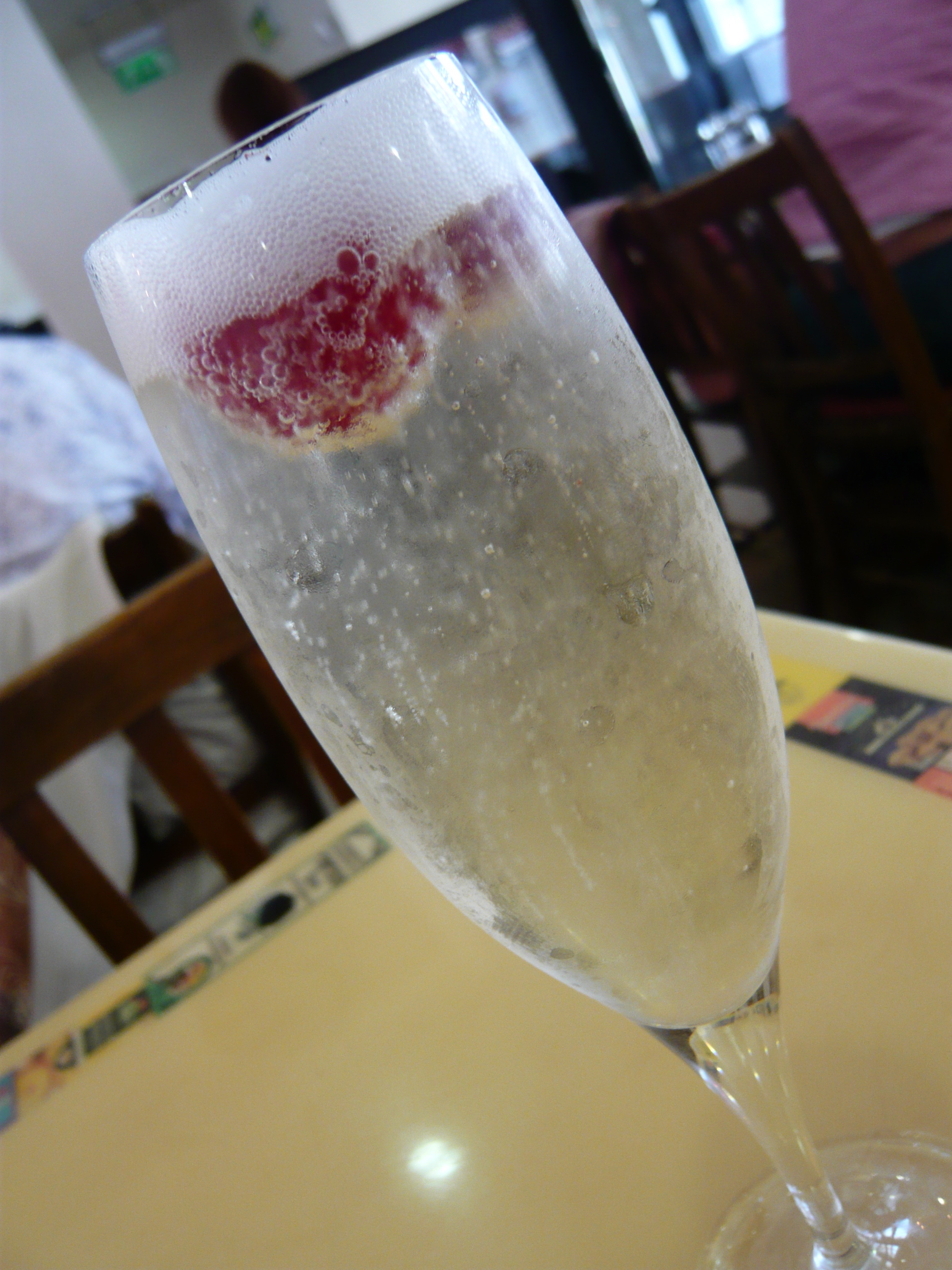 Prosecco_with_raspberries