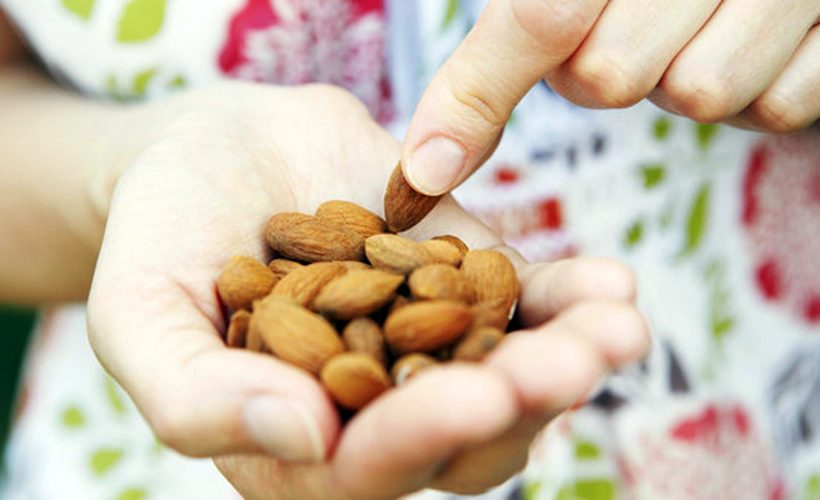 handful-of-almonds-healthy-snack-diet-820x500