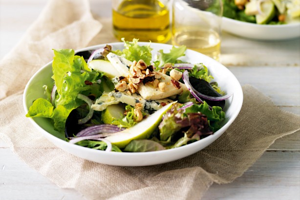 blue-cheese-pear-and-hazelnut-salad-18064_l