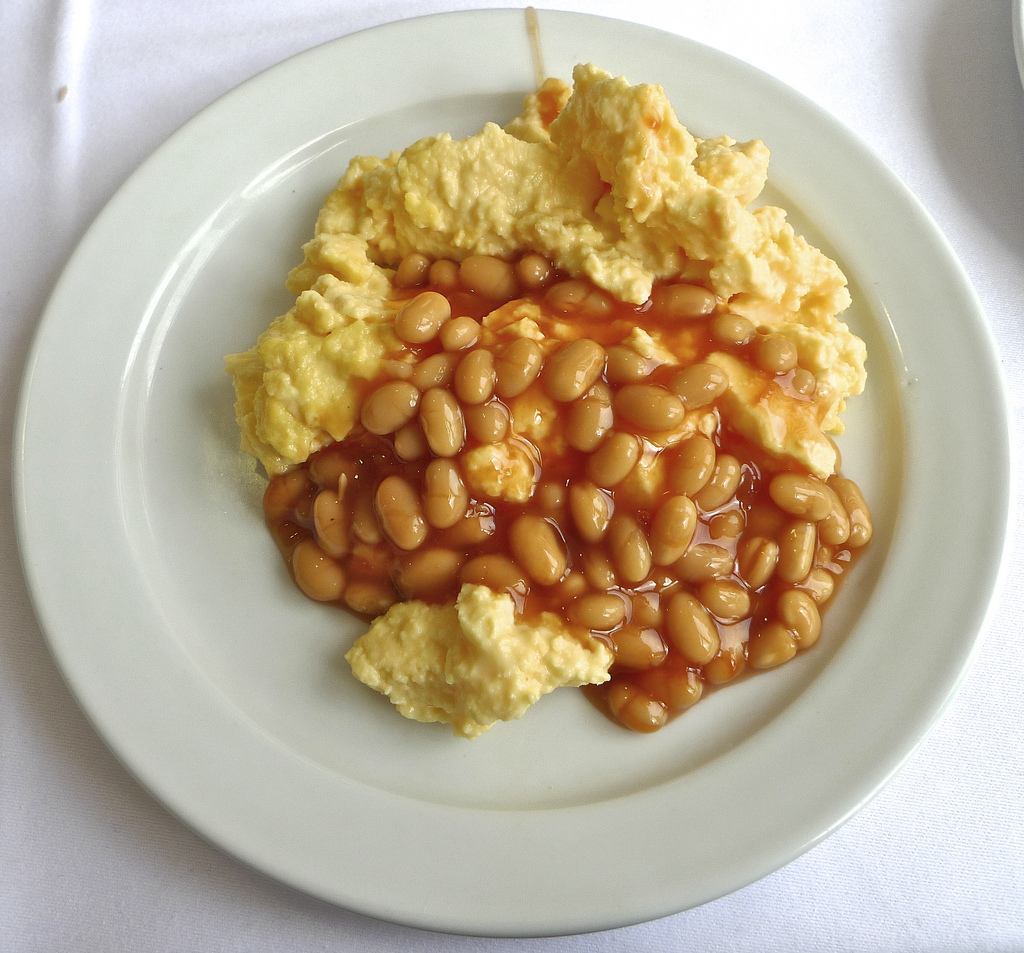 scrambled-eggs-with-baked-beans-from-breakfast-buffet-hotel-blue-FfpucY-clipart