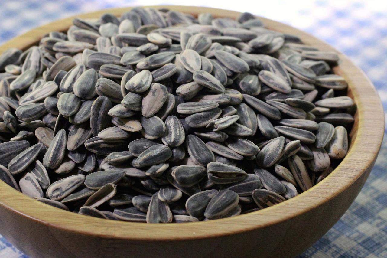 sunflower-seeds.jpg.rend.hgtvcom.1280.853