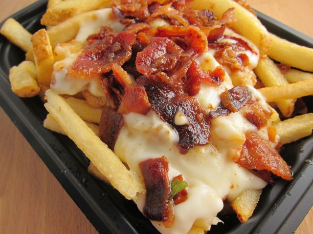 wendys-bacon-fondue-fries-02-close-up