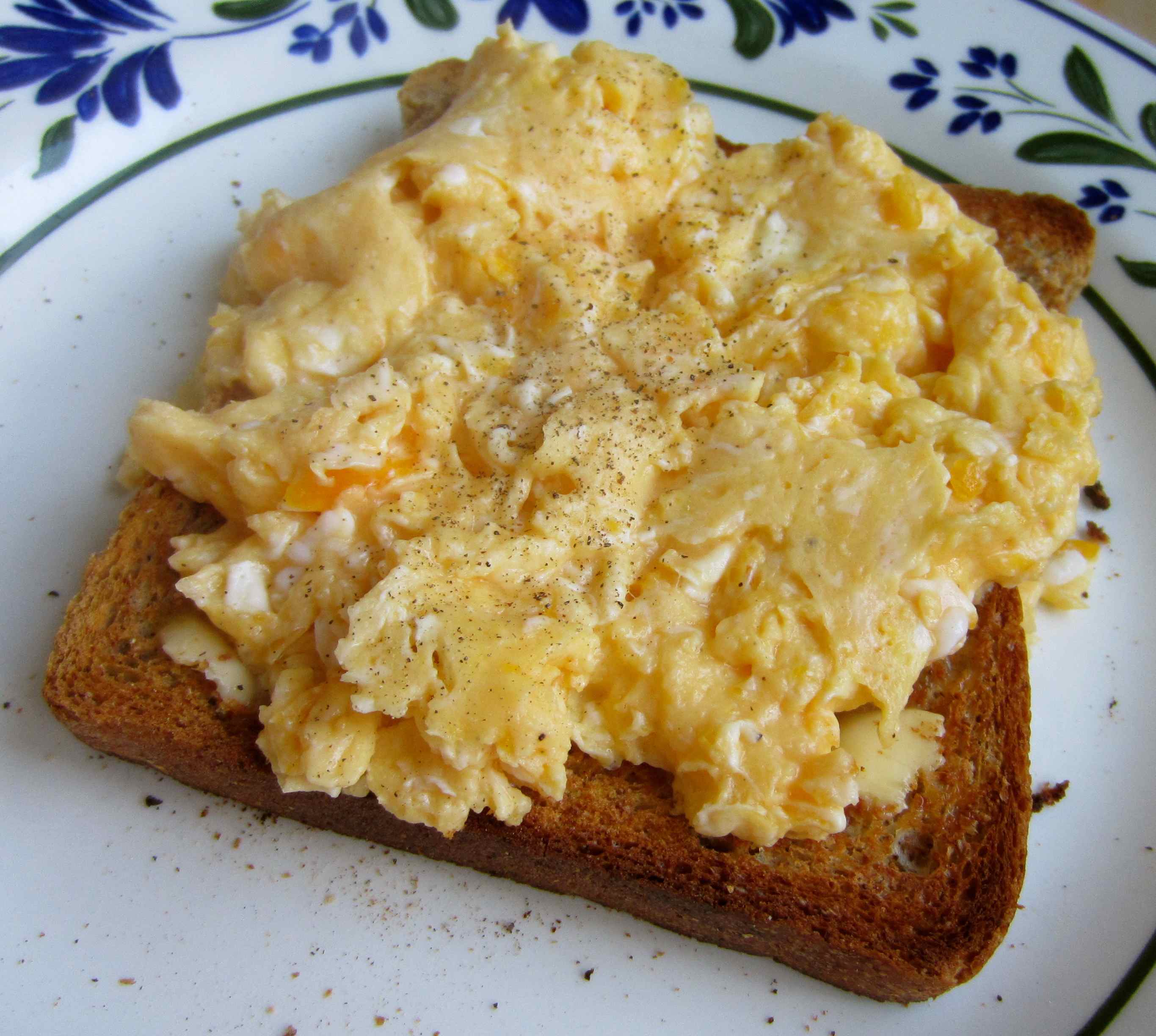 scrambled-egg-on-toast