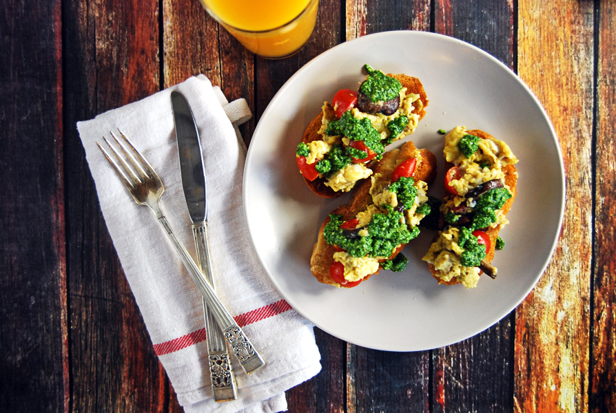 scrambled-egg-toasts-with-mushrooms-cherry-tomatoes-and-spinach-pesto-5