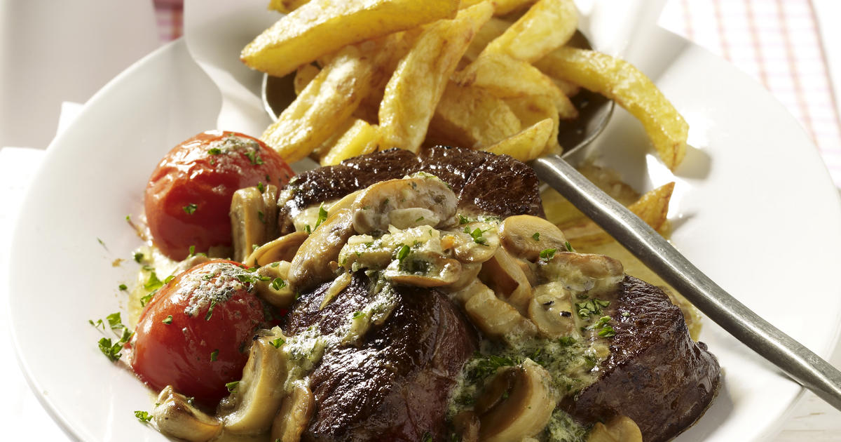 fillet-steak-onion-mushroom-cream-sauce-chips