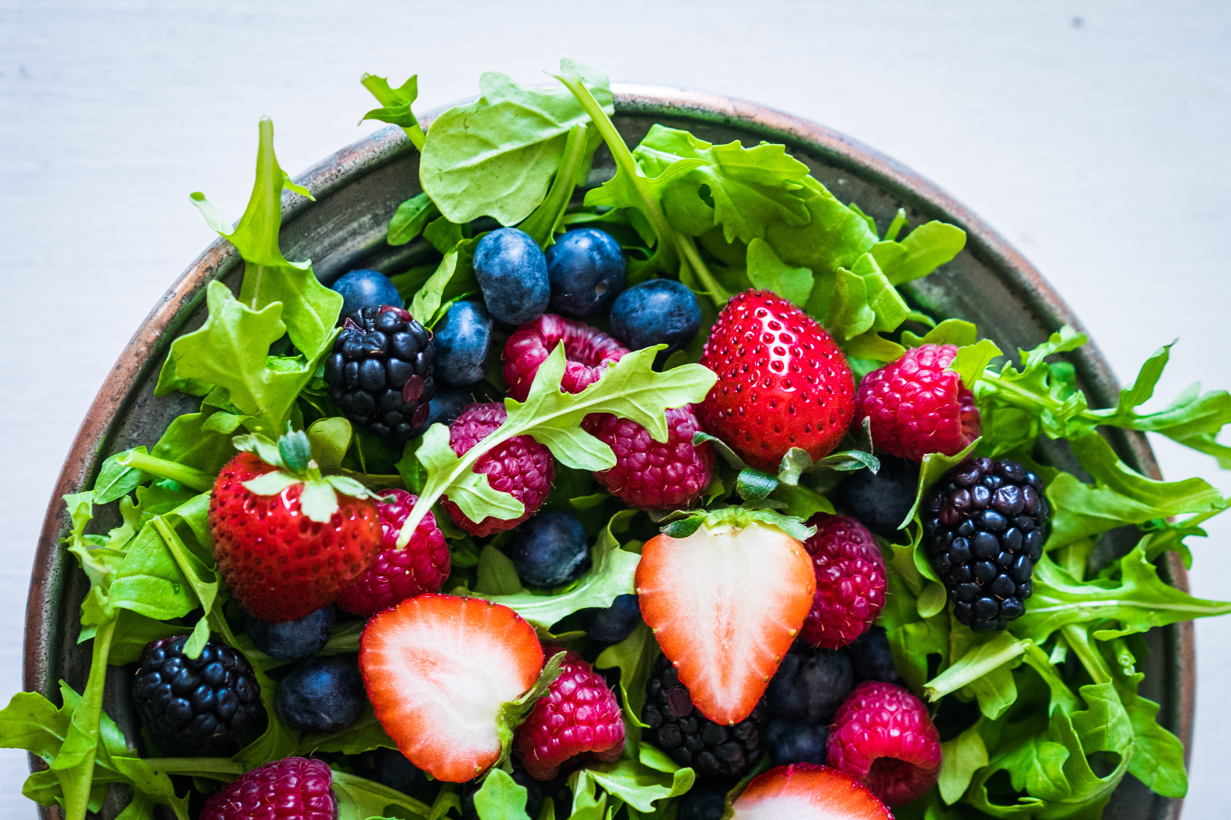 Green salad with arugula and berries