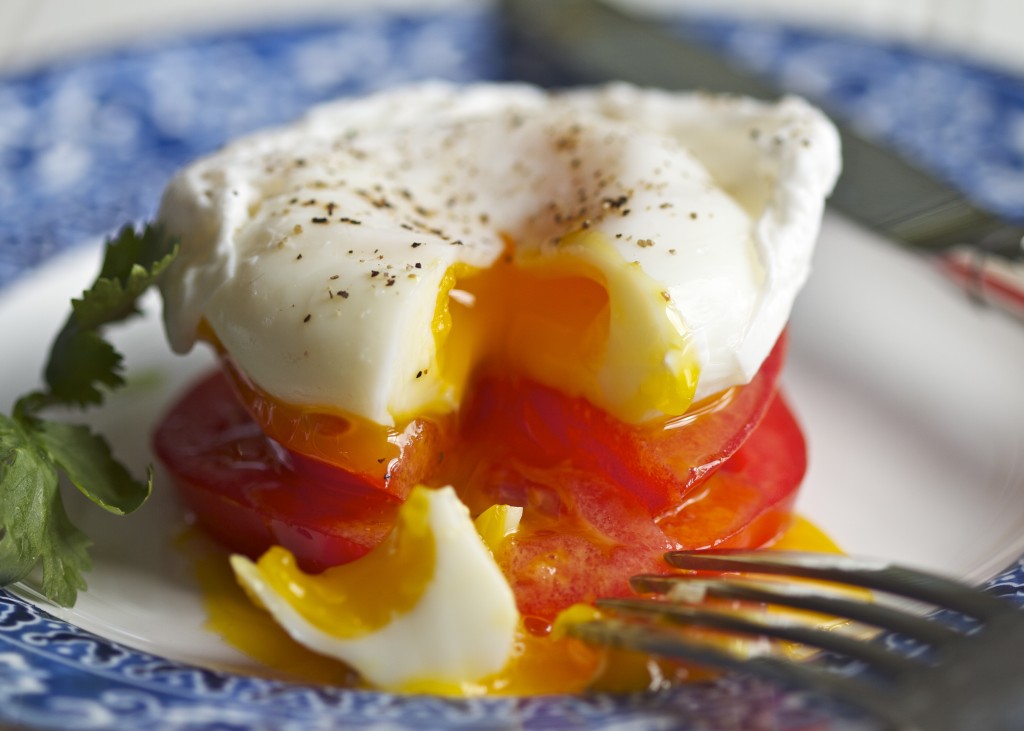 poached-egg-tomato-fork-1024x731