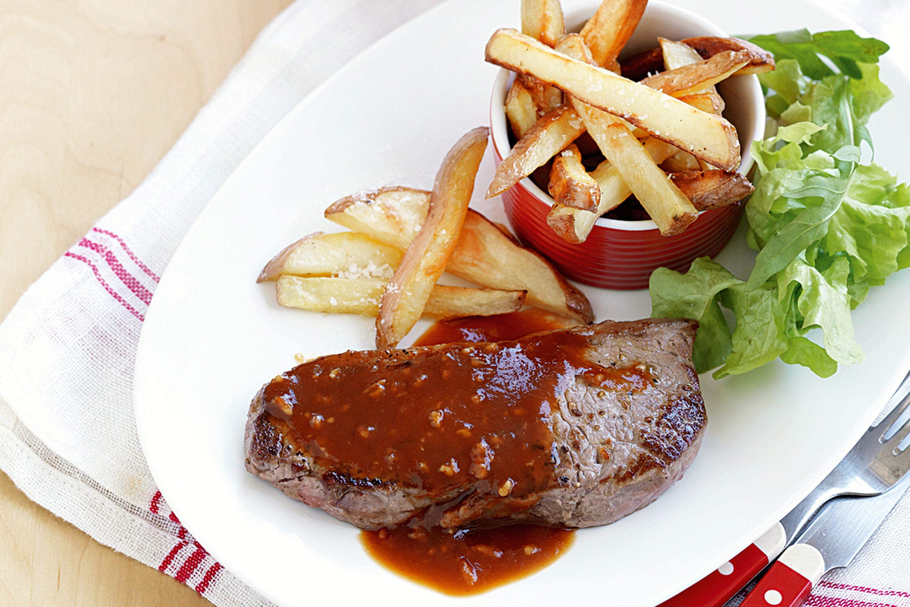 steak-and-chips-with-garlic-sauce-84100-1